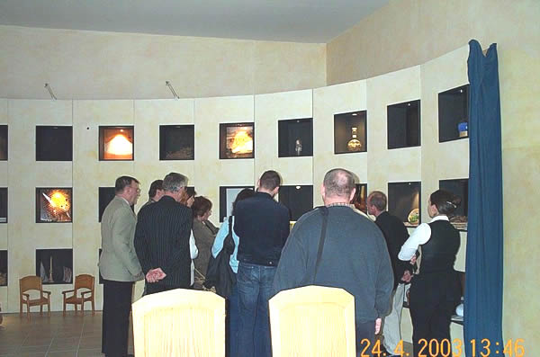 Teilnehmer im Ausstellungsraum